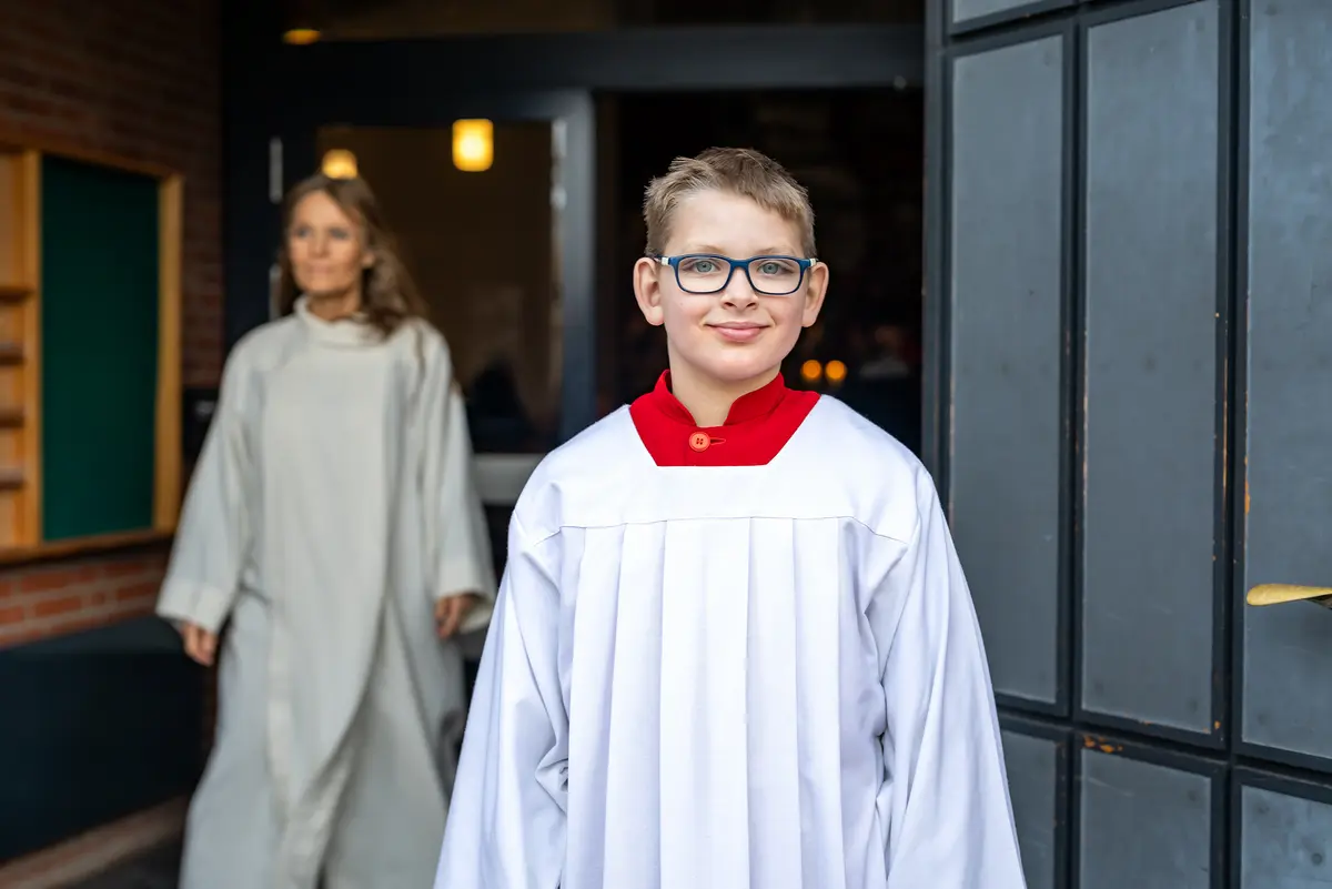 Bund der Caritasstiftungen im Bistum Hildesheim BdC Kinder- und Jugendhilfe: Junge in Ministrantengewand